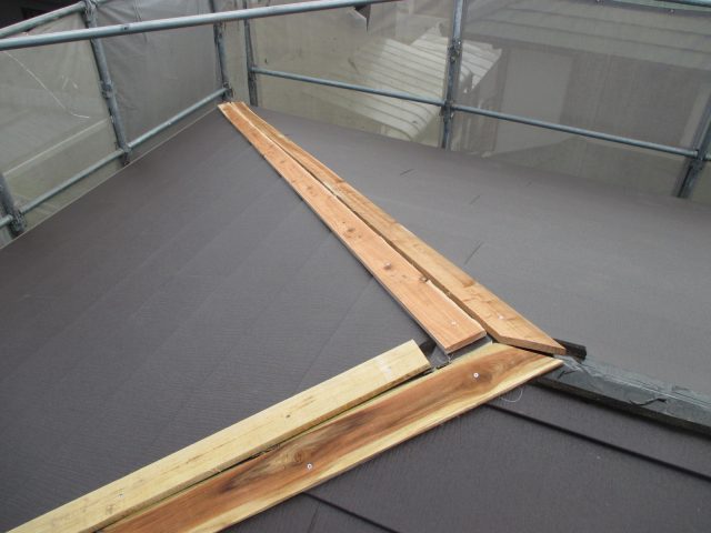 播磨町でスーパーガルテクトの屋根に貫板を施工